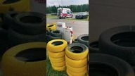 Ładowanie vs.  tankowanie na imprezie samochodowej na torze 