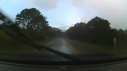 Wypadek ciężarówki na mokrej drodze
