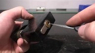 Kłódka trzpieniowa - otworzenie bez klucza z obejście zamka. Padlock bypass.