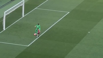 Szczęsny bawi się z synem po meczu z Realem