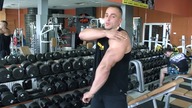Trening na masę mięśnie naramienne prezentuje Krzysztof Piekarz