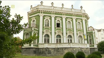 Dziewięcioodcinkowy program, kt&oacute;ry odkrywa przed widzami fascynujące losy wybitnych Polak&oacute;w związanych z Lwowem. Program prowadzi widz&oacute;w przez uliczki i zabytki Lwowa, przypominając o ludziach, kt&oacute;rzy swoją pracą i pasją zapisali się na kartach historii, pozostawiając po sobie trwałe dziedzictwo. 