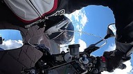 Kłopoty motocyklisty na łuku drogi