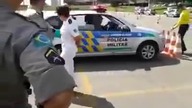 Brazylijska policja i ich ciekawy sposób wyjazdu z ciasnego parkingu