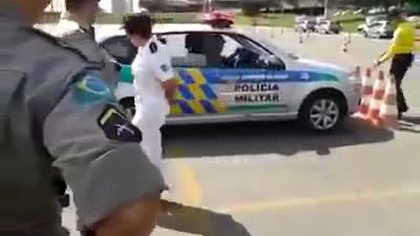 Brazylijska policja i ich ciekawy sposób wyjazdu z ciasnego parkingu