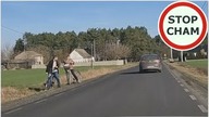 Jechał jak pijany - rowerzyści uciekali na pobocze #1408 Wasze Filmy