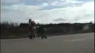 Młody szaleniec pokazuje fajne tricki na motorze