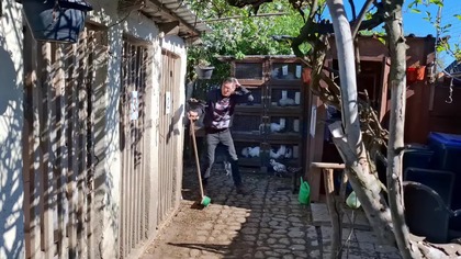 W Garden kuRaż * Sprzątanie woliery dla kur i 3 razy w łeb * 26.  04.  2025