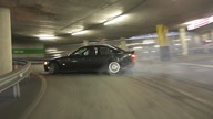 Drift na parkingu w galerii