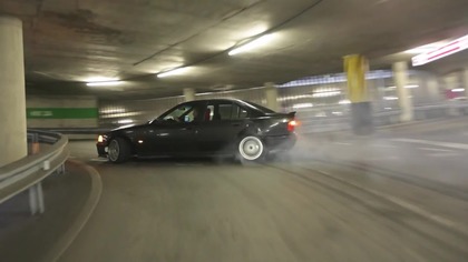 Drift na parkingu w galerii