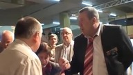 Kobieta wyciąga pierś i...