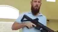 Jak łatwo przenieść w ukryciu karabin automatyczny i broń krótką?