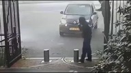Bardzo pomocny policjant i automatyczne słupki