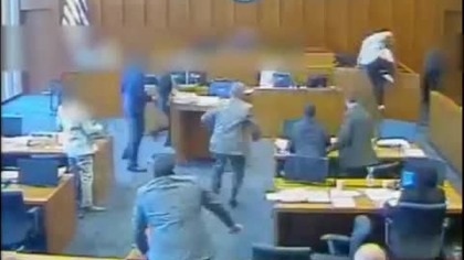 Gangster w trakcie procesu usiłuje zabić świadka