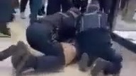 Gestapo łamie ręce chłopakowi choremu na astmę