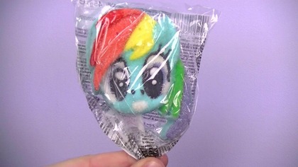 Recenzja lizaka piankowego Rainbow Dash
