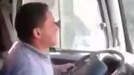Śpiewający kierowca autobusu