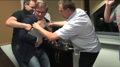 Szarpanina Latkowskiego z funkcjonariuszami ABW. Nagranie z redakcji Wprost