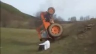 Traktor i podjazd pod górkę