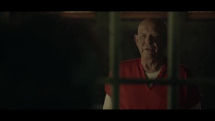  Joe Chill ma zostać stracony za zab&oacute;jstwo rodzic&oacute;w Brucea Waynea i zwraca się do Harveya z ostatnią prośbą - o rozmowę z Turnerem. 