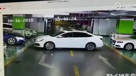 Kobieta wyjeżdża z parkingu
