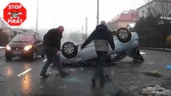 Niepokojąca jazda kierowcy zakończona zderzeniem z pojazdem nauki jazdy.  STOP PIRAT