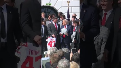 J. D.  Vance zniszczył puchar