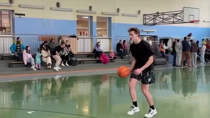 This kid is putting on his own dunk show at lunch time! @piotrzawislak47 #dunkademics #dunk
