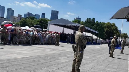 Ludzie stają na baczność - hymn