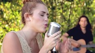Miley Cyrus - Genialny cover Dolly Parton "Jolene"