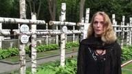 31. 07. 2021 Barbara Butler-Błasińska recytuje wiersz na Cmentarzu Wojskowym na Powazkach