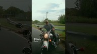 MOTOCYKLISTA DRIFTUJE NA DRODZE!