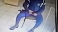 Znudzony ochroniarz bawi się pistoletem