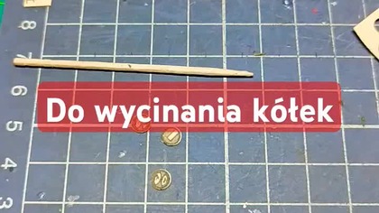 Wycinanie kółek w modelu kartonowym narzędziami do biobsji #modelarstwo #kartonowe