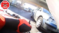 Wjazd Volkswagena na czerwonym świetle prosto w motocyklistę.  STOP PIRAT