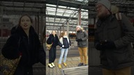 DZIEWCZYNY NA PRZYSTANKU