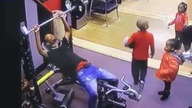 Kiedy chcesz się popisać przed dziećmi na siłowni