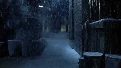 Gotham zagraża obłąkany Pingwin, kt&oacute;ry łączy siły z potentatem przemysłowym Maxem Shreckiem oraz Kobietą-Kotem. Jedynie Batman może ich powstrzymać. 

Miasteczko Gotham opanowały groźne stwory: dziwaczny i zarazem przerażający Pingwin, (w tej roli Danny DeVito, mistrz diabolicznego humoru) oraz zwinna i tajemnicza Kobieta-Kot (piękna Michelle Pfeiffer). To właśnie tę parę musi pokonać Batman (Michael Keaton). Zadanie jest tym trudniejsze, iż nie spos&oacute;b oprzeć się zniewalającemu urokowi Kobiety-Kota, a Pingwin wprowadza w czyn swe niecne plany. 