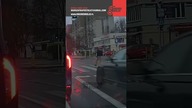 Chwila grozy na drodze!  Kierowca unika potrącenia pieszej na czerwonym świetle #shorts #warszawa