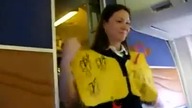 Rapowana instrukcja bezpieczeństwa w samolocie ;D