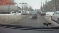 Pieszy przewr&oacute;cił się przed samochodem