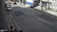 Oto dlaczego nie wolno opierać się o drzwi w autobusie