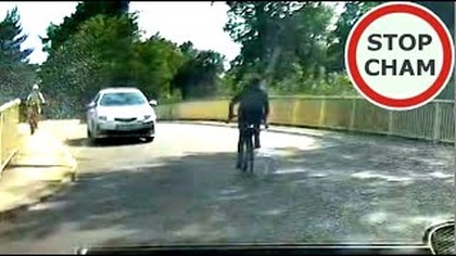 Pijany rowerzysta jedzie po całej drodze #1554 Wasze Filmy