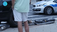Niebezpieczny wypadek w centrum Warszawy.  Kierowca staranował słupki