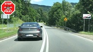 Jedzie jak pijany.  Podejrzana jazda kierowcy BMW.  STOP PIRAT