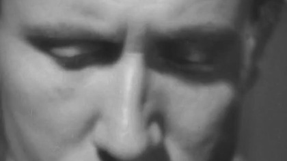 Dr Jekyll (Spencer Tracy) wierzy, że w każdym człowieku znajduje się zarówno pierwiastek zła, jak i dobra. Prowadząc badania na zwierzętach udaje mu się wywołać skrajne zmiany osobowości. Planuje przeprowadzić ten sam eksperyment na agresywnym pacjencie szpitala, ten jednak wcześniej umiera. Zdesperowany lekarz sam zażywa miksturę, która budzi jego mroczną naturę. Jako pan Hyde wszczyna bójkę w lokalu i uprowadza młodą barmankę, Ivy Peterson (Ingrid Bergman), która przez niego straciła pracę.