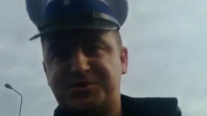 Nietypowa kł&oacute;tnia z policjantem