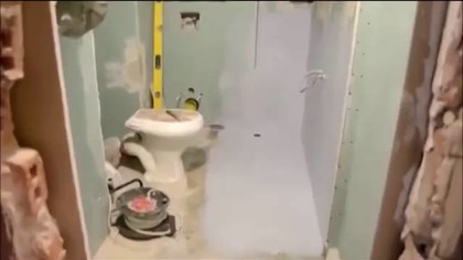Poniemiecki stary blok z cegy   Czerwono biao czarna azienka plus reszta