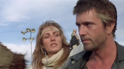In the post-apocalyptic Australian wasteland, a cynical drifter agrees to help a small, gasoline-rich community get rid of a horde of bandits.