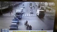 W Chinach nieznana siła poprzewracała samochody na skrzyżowaniu